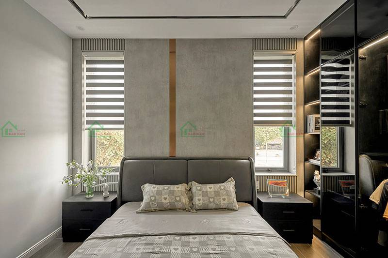 Phòng ngủ với thiết kế tối giản, sử dụng gam màu trung tính và hệ thống đèn chiếu sáng hiện đại tạo nên không gian ấm cúng