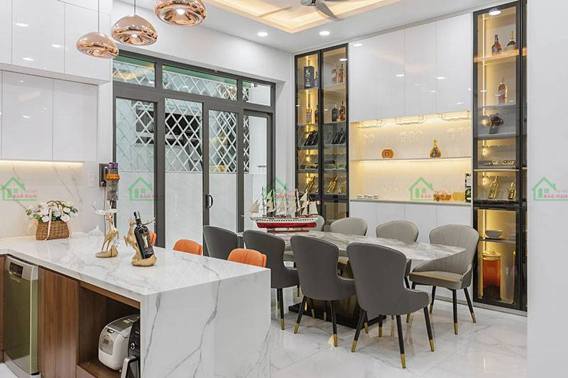 Phòng bếp và khu vực bàn ăn hiện đại, sang trọng với thiết kế mở