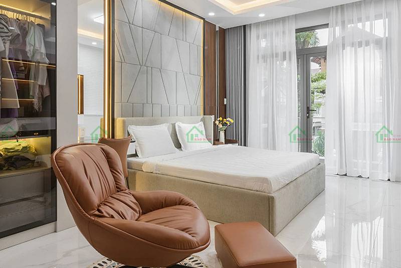 Phòng ngủ chính rộng rãi và sang trọng với tối giản tạo nên không gian yên tĩnh và thoải mái