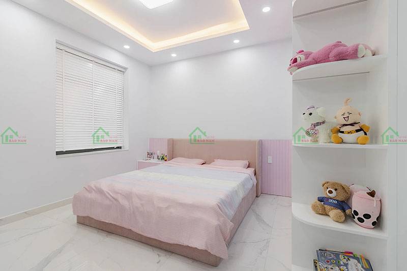 Phòng ngủ trẻ em gái với thiết kế đáng yêu và tinh tế, sử dụng gam màu hồng pastel. 