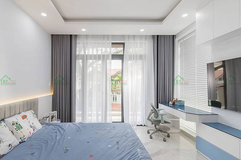 Phòng ngủ trẻ em trai với thiết kế hiện đại và năng động, sử dụng gam màu xanh dương nhạt.