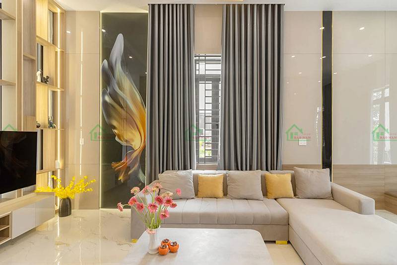 Hệ thống đèn chiếu sáng hiện đại làm nổi bật không gian.