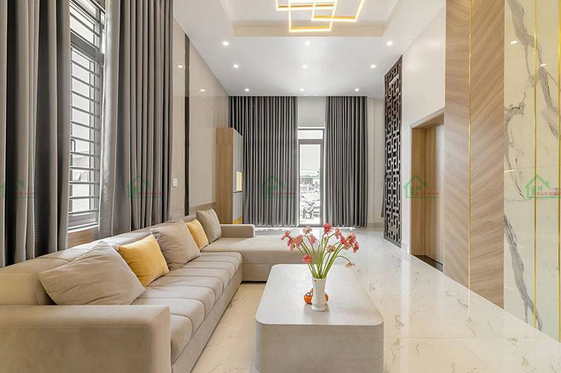 Vật liệu gỗ và đá cẩm thạch được sử dụng làm điểm nhấn, tạo nên vẻ đẹp tinh tế và đẳng cấp