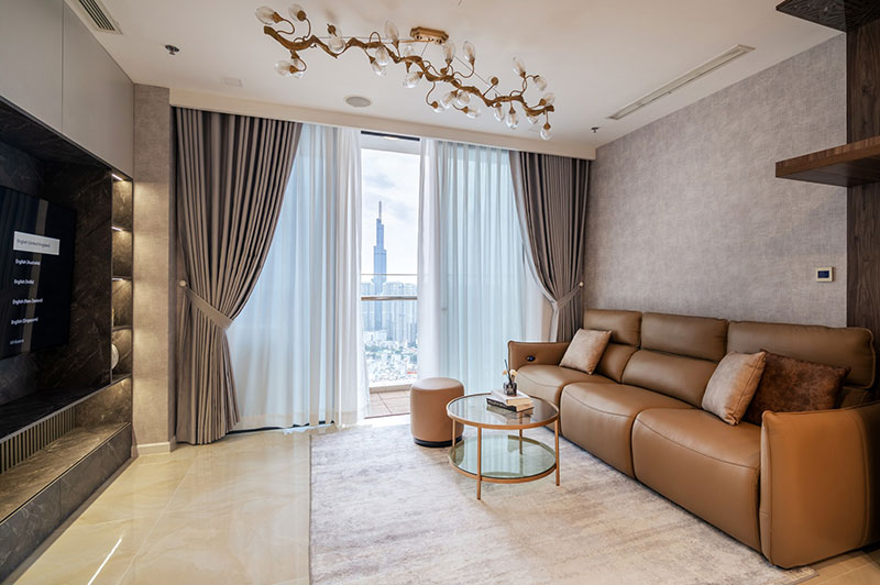 Phòng khách sang trọng tại Vinhomes Golden River với tầm nhìn toàn cảnh Landmark 81