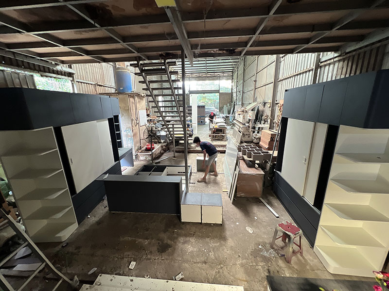 Thợ mộc gia công nội thất tại xưởng sản xuất Bảo Nam