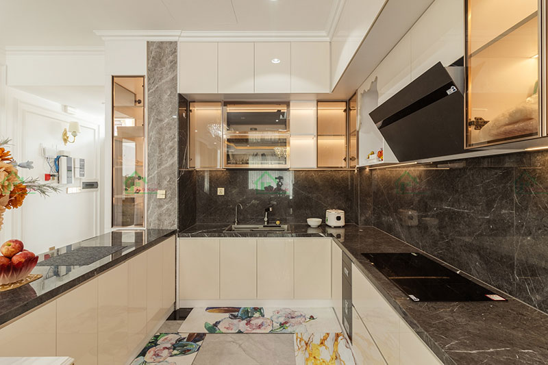 Tủ bếp chữ U Acrylic bóng gương – phong cách hiện đại sang trọng