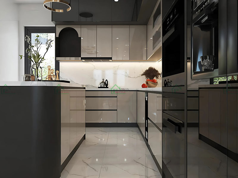 Tủ bếp acrylic màu đen và kem bóng gương, kết hợp mặt bếp đá cẩm thạch, tạo không gian bếp đẳng cấp và cuốn hút.