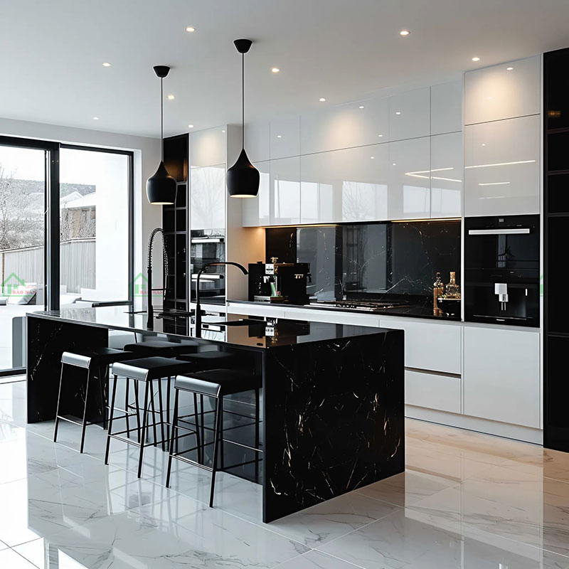 Sự tương phản mạnh mẽ giữa màu đen và trắng trong thiết kế tủ bếp hiện đại, tạo nên không gian bếp sang trọng và ấn tượng.