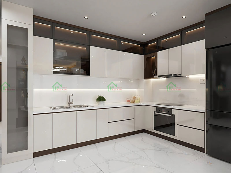 Tủ bếp chung cư hiện đại, kiểu dáng chữ L, với màu trắng Acrylic chủ đạo, kết hợp cửa kính tạo nên vẻ đẹp hiện đại và tinh tế. 
