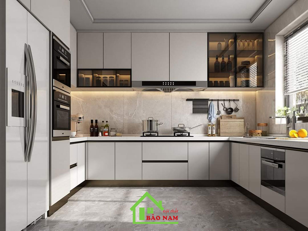 Tủ bếp chữ U tận dụng tối đa diện tích và tạo ra một không gian bếp rộng rãi và tiện nghi.