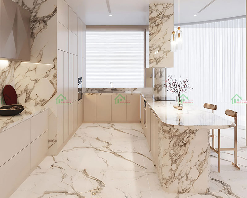 Tủ bếp màu kem với mặt đá cẩm thạch, bàn đảo với mặt đá cẩm thạch cao cấp, thiết kế sang trọng