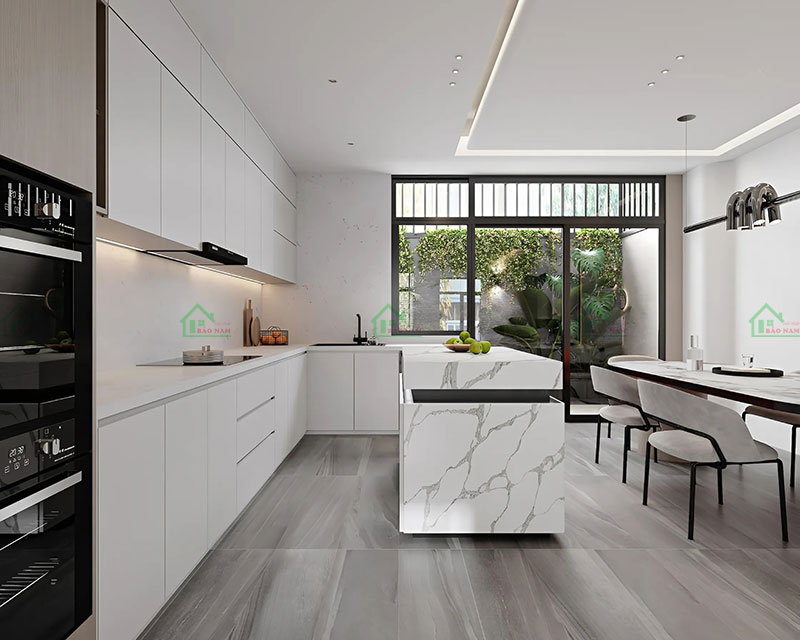 Tủ bếp màu trắng kịch trần với đảo bếp đá cẩm thạch trắng, thiết kế hiện đại, sang trọng