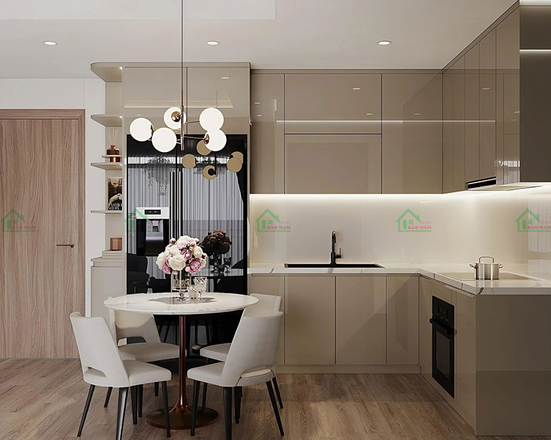 Không gian bếp ấm áp với tủ bếp màu be acrylic bóng gương, mặt bếp đá trắng, và đèn chùm trang nhã. Không gian bếp ấm áp với tủ bếp màu be acrylic bóng gương, mặt bếp đá trắng, và đèn chùm trang nhã.