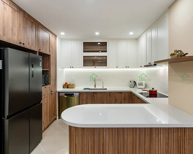Thiết kế tủ bếp chữ G ấn tượng, kết hợp hoàn hảo giữa gỗ tự nhiên và màu trắng