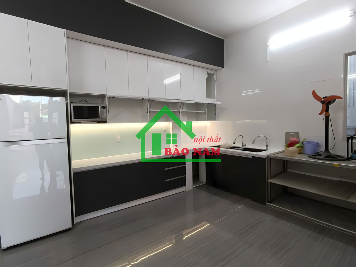 Mẫu tủ bếp acrylic nhỏ gọn, tiết kiệm diện tích, phù hợp với các loại căn hộ