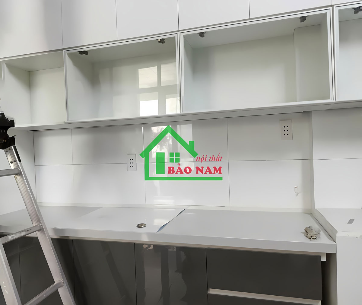 Tủ bếp Acrylic kết hợp kính cường lực, tạo không gian bếp rộng rãi và thoáng mát