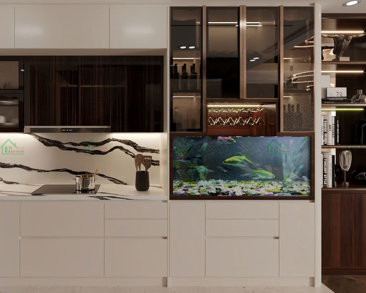 Tủ rượu trang trí liền kề với hồ cá độc đáo, tạo sự khác biệt cho bếp.