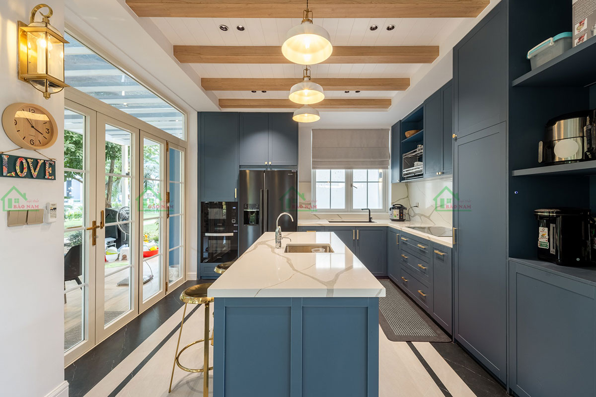 Mẫu tủ bếp shaker laminate màu xanh dương đậm sang trọng, hiện đại