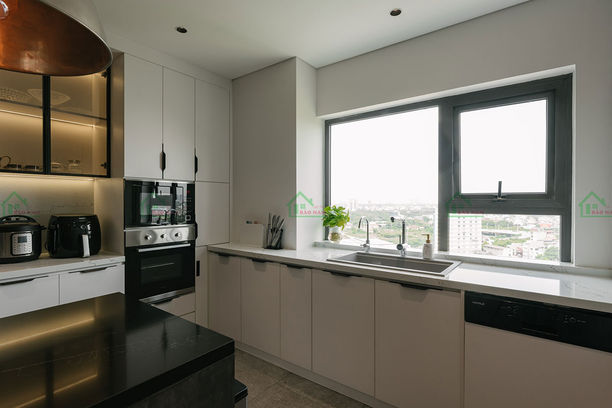 Tủ bếp công nghiệp MDF hiện đại với gam màu trắng tinh tế và thiết kế sang trọng.