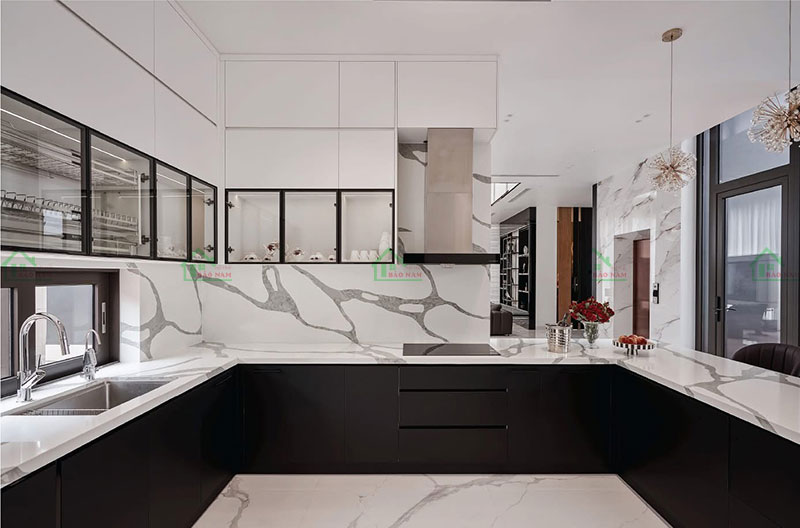 Bề mặt Laminate hoàn thiện của tủ bếp kết hợp đá marble sang trọng, tạo điểm nhấn ấn tượng.