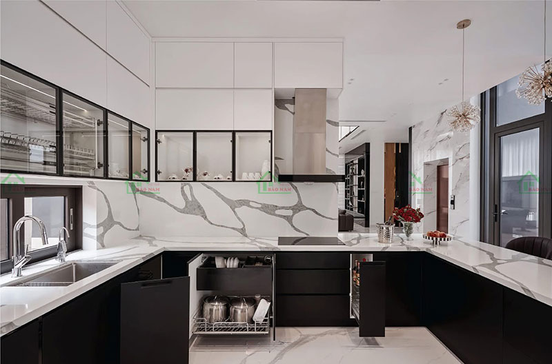 Thiết kế tủ bếp gỗ MDF thông minh với ngăn kéo và kệ đựng gia vị, dễ dàng tìm kiếm đồ đạc.