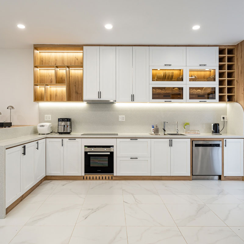 Tủ bếp Japandi 2026 – vân gỗ sáng, tối giản, thư thái