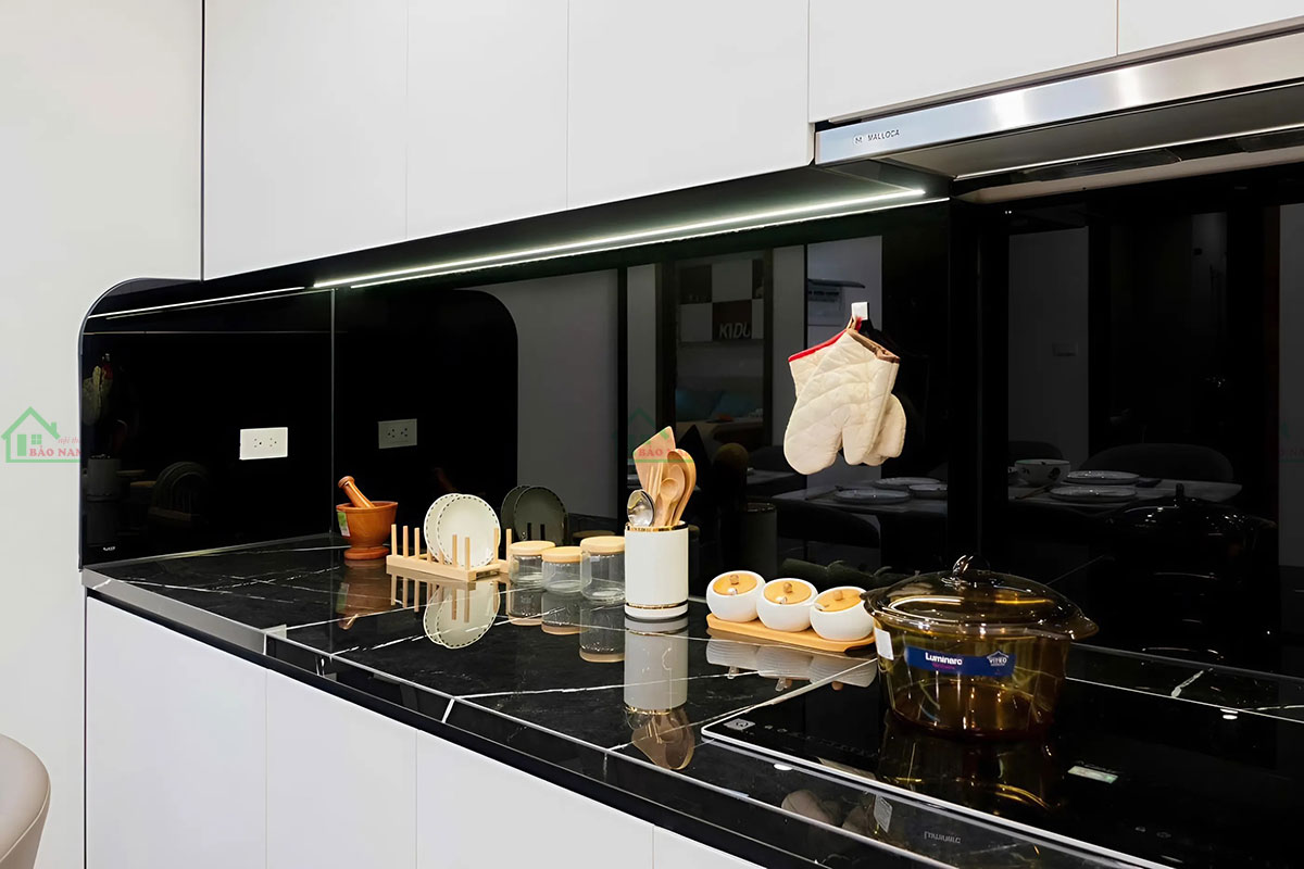 Sử dụng hệ thống đèn hiện đại, tiết kiệm điện, chiếu sáng cho tủ bếp Melamine cao cấp