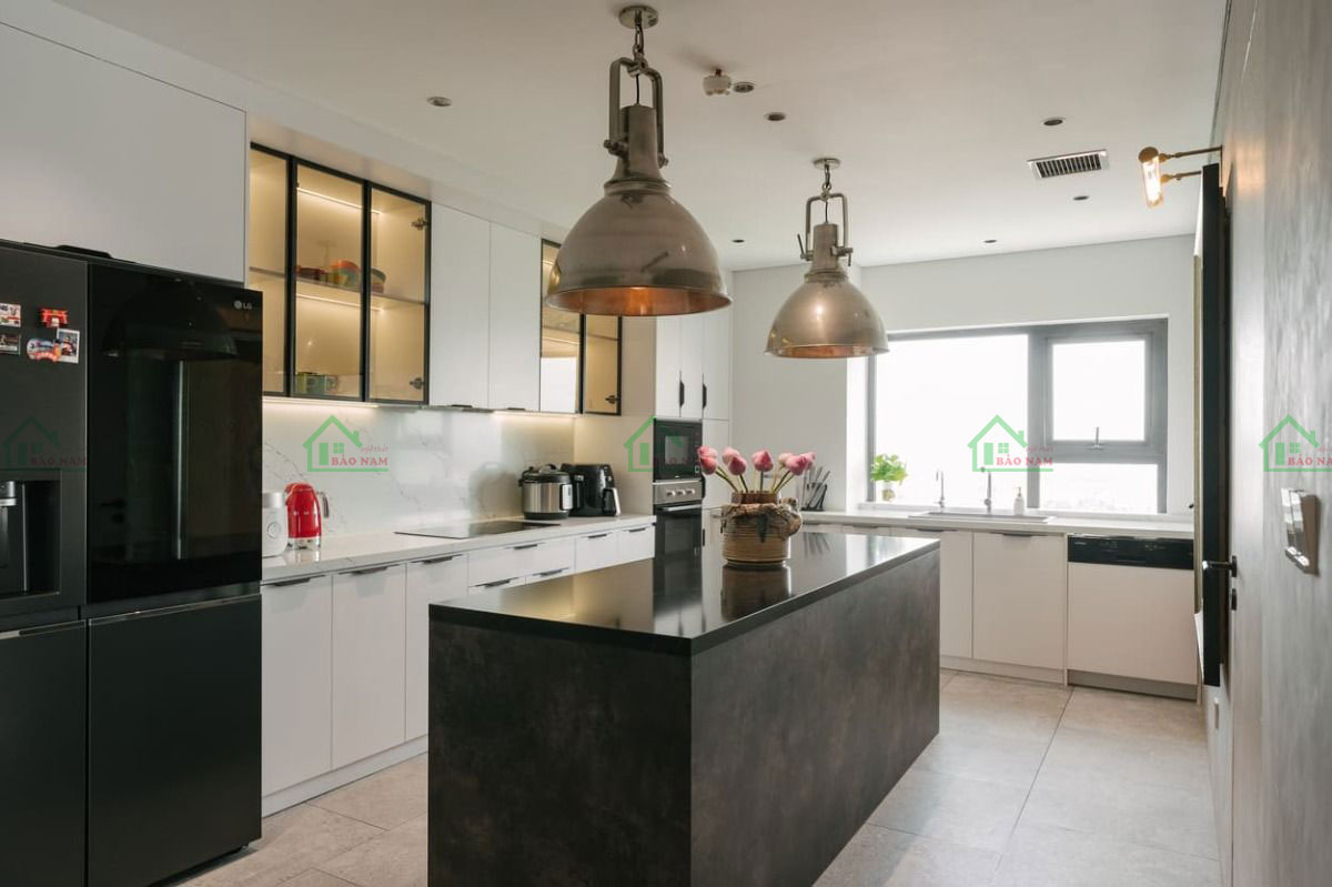 Thiết kế tủ bếp tích hợp bàn đảo đa năng, tạo điểm nhấn cho không gian mở hiện đại năm 2025