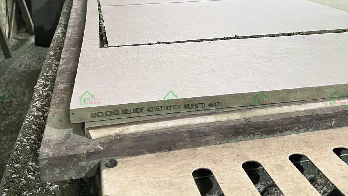 Chất liệu ván MDF chống ẩm chất lượng cao của An Cường, đảm bảo độ bền cho tủ bếp